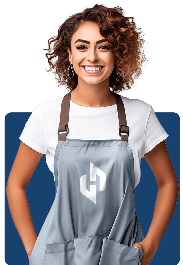mulher sorridente com um avental ilustrado com o logo da hovan
